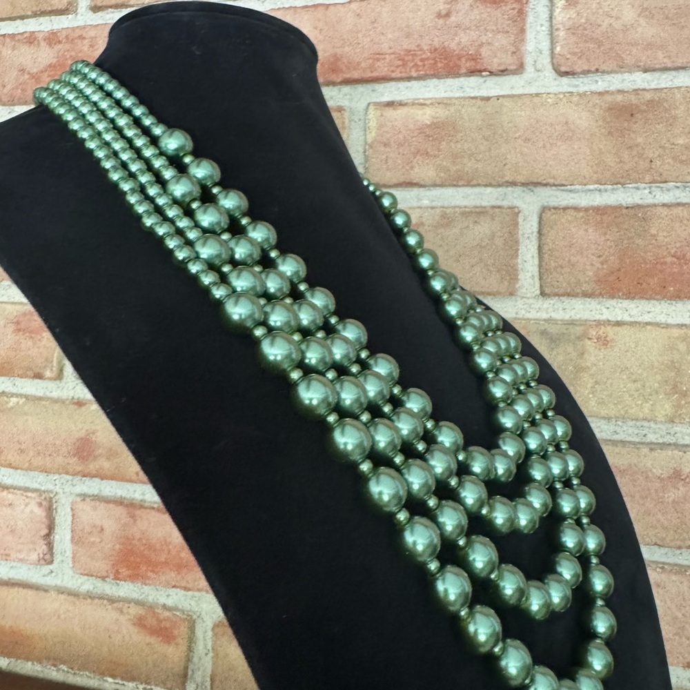 Elegant layered Green Pearl Necklace - Picture 4 of 8